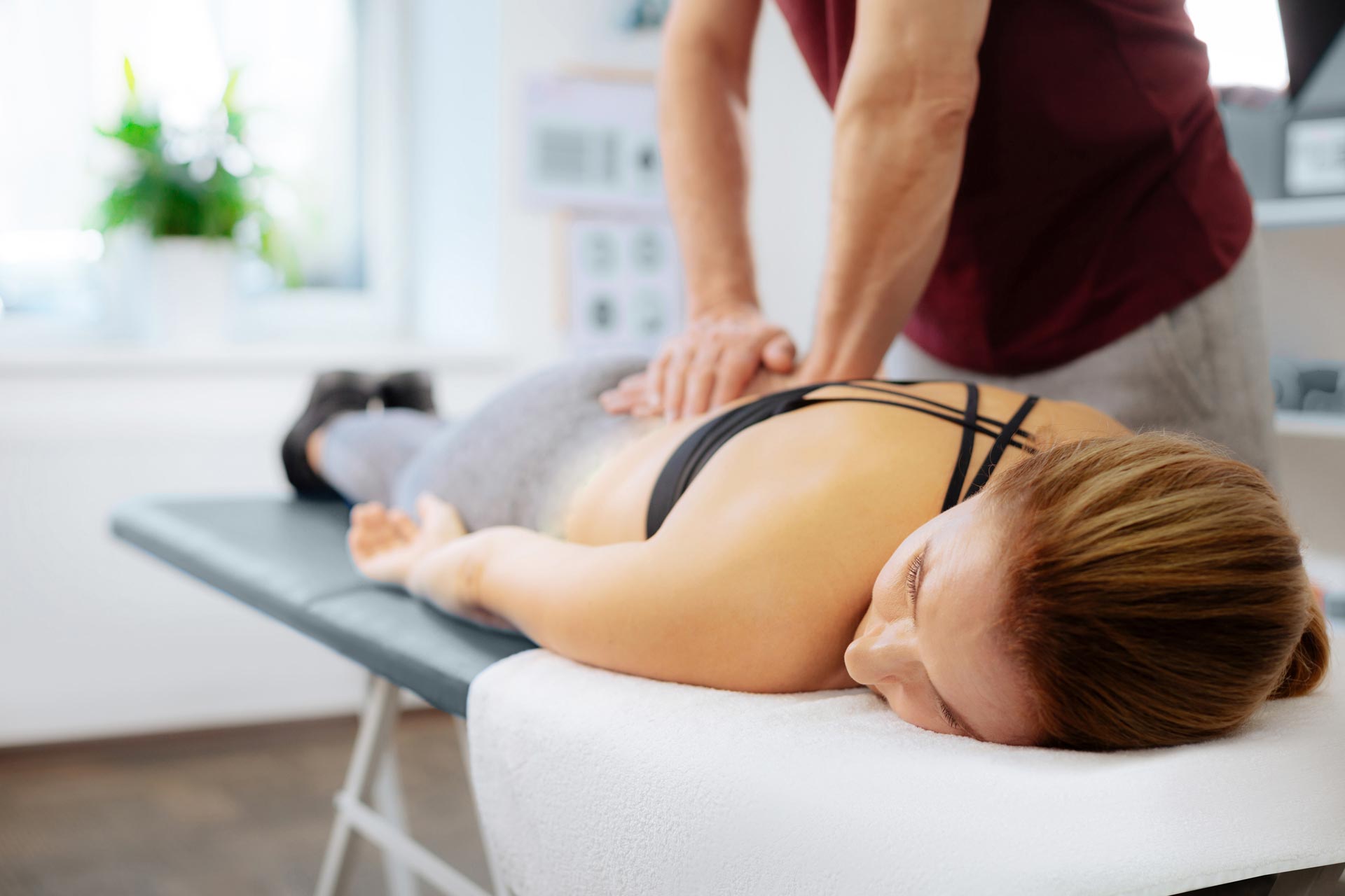 Bild: Frau auf Massageliege bei der Physiotherapie